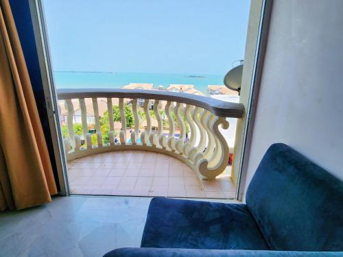 ein Zimmer mit Balkon und Meerblick in der Unterkunft Glory Beach Resort PD, Fully Aircon Beatiful View Suite PortDickson in Port Dickson