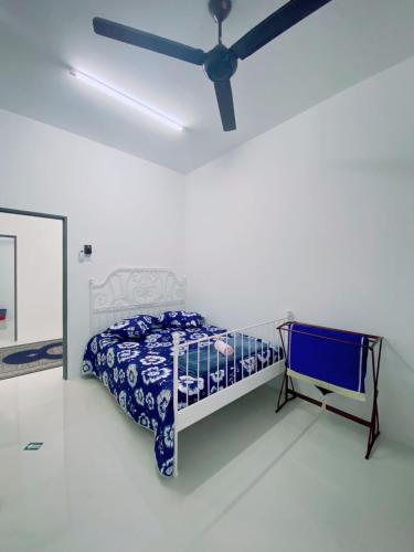 a bedroom with a bed and a ceiling fan at HELLOKITTY HOUSE - Unit 3 in Kuala Terengganu