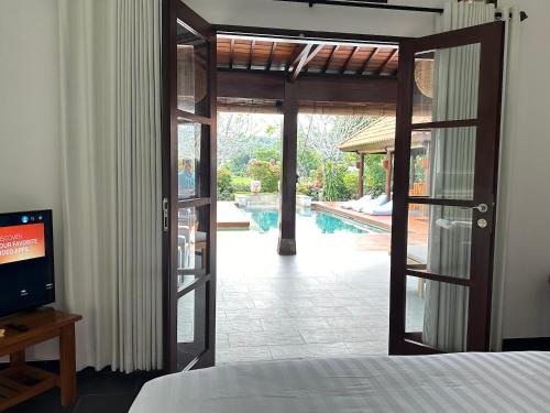 Bazén v ubytování Bale Solah Lombok Holiday Resort nebo v jeho okolí