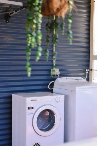 a washing machine and a washer in a room at Cosy Cottage in Geraldton - "Moresby Rest" in Bluff Point
