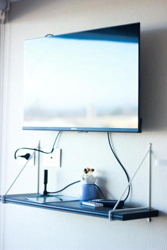 a shelf with a lamp and a mirror on a wall at Departamento céntrico Chillán con estacionamiento in Chillán