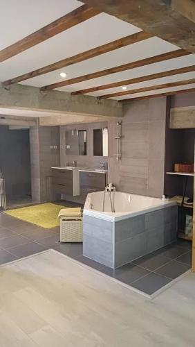 - une grande salle de bains pourvue d'une baignoire dans l'établissement Appartement spacieux à Saint-Jean-Lasseille avec vue sur montagne, à Saint-Jean-Lasseille