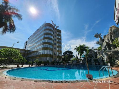 a swimming pool in front of a building at Mường Thanh Grand Dien Bien Phu Hotel in Diện Biên Phủ