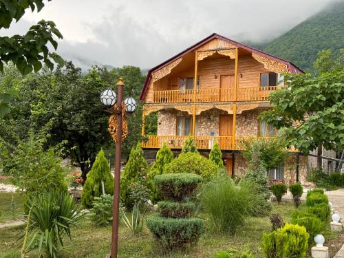 Nespecifikovaný výhled na hory nebo výhled na hory při pohledu z hotelu