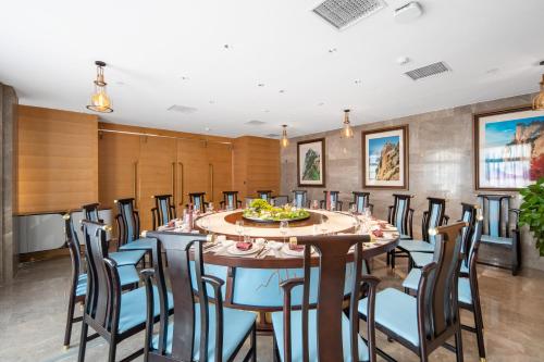 a large dining room with a table and chairs at Novotel Huashan in Huayin