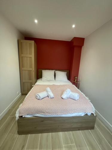 une chambre avec un grand lit avec deux serviettes dessus dans l'établissement 2p rénové Idéal famille proche de la mer, à Cabourg