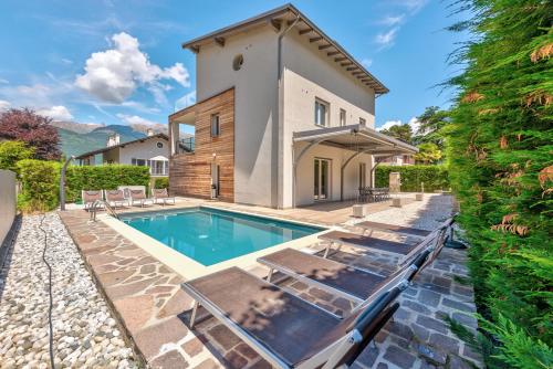 Bazén v ubytování Villa Family with pool and amazing panoramic penthouse nebo v jeho okolí
