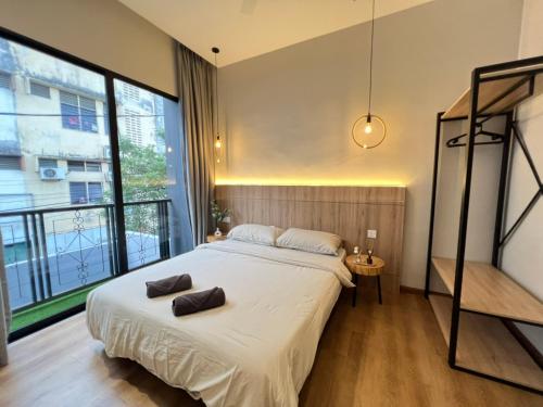 a bedroom with a bed and a large window at Galaria 4BR 17Pax NearTC, DinosaurLand, PS4, Netflix in Kuantan