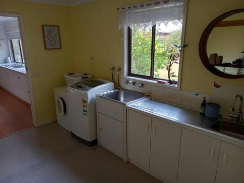 a kitchen with a sink and a washing machine at Homefield Homestead Halls Gap in Halls Gap