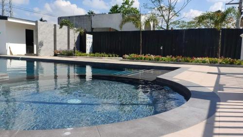 Bazén v ubytování Savana Townhouse in San Pablo Philippines nebo v jeho okolí