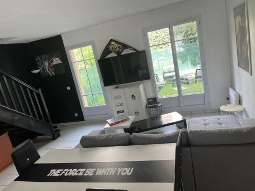 un salon avec un canapé et une table dans l'établissement maison agréable pour 6 a 5 mm de Disney, à Magny-le-Hongre