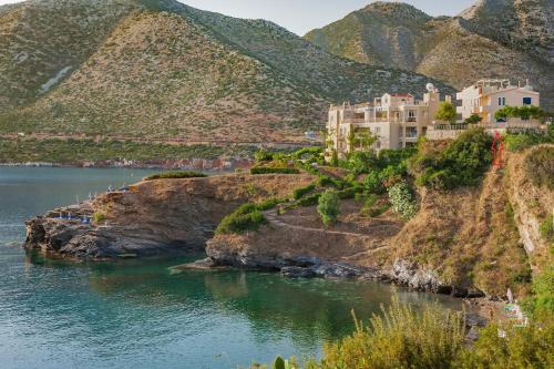 a house on a cliff next to a body of water at Emerald Bay Villa in Balíon