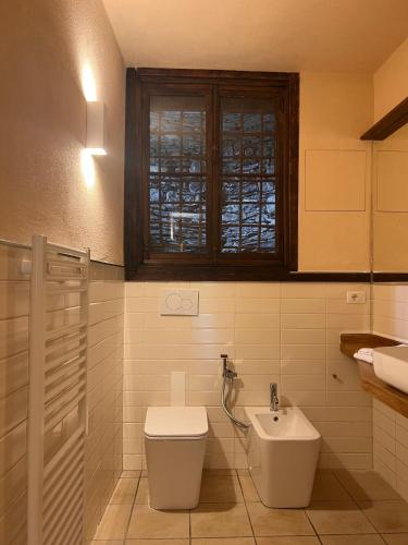 a bathroom with a toilet and a sink at Rivarola al Tempo Dei Castelli in Carasco
