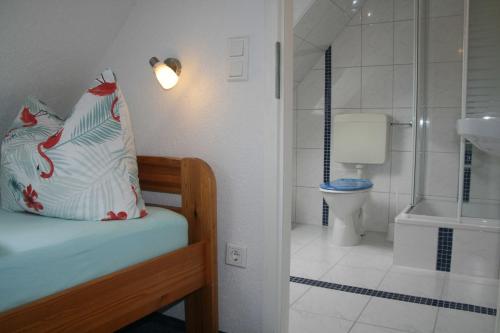 Ένα μπάνιο στο Ferienwohnung Maritim Ostseebad Rerik