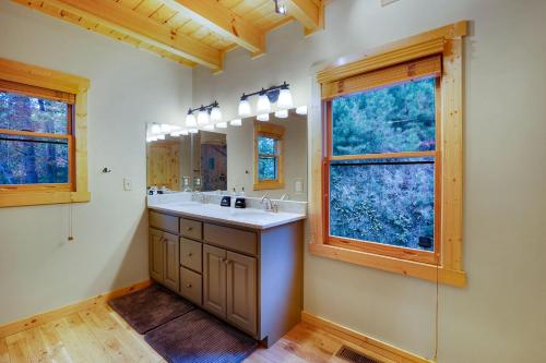 Φωτογραφία από το άλμπουμ του Peaceful River Hideaway - Shuffleboard Table Beautiful Outdoor Spaces More σε Ellijay