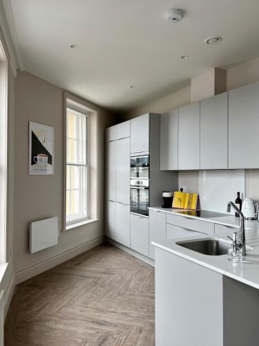 The Apartments Lytham Squareにあるキッチンまたは簡易キッチン