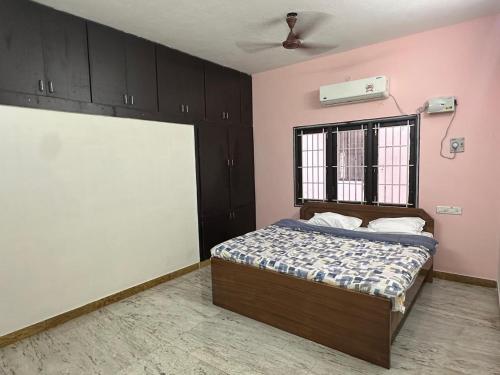 Ein Bett oder Betten in einem Zimmer der Unterkunft PlushStays Service Apartment