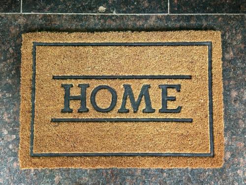 Ein Zertifikat, Auszeichnung, Logo oder anderes Dokument, das in der Unterkunft PlushStays Service Apartment ausgestellt ist