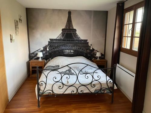 - une chambre avec un lit et la tour Eiffel dans l'établissement Maison de bourg, à Carcagny