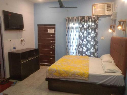 Postel nebo postele na pokoji v ubytování Hotel O Home Fauzi Rasoi & Guest Homestay