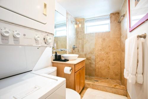 een badkamer met toilet en wastafel bij Spacious Apt in the heart of South Beach in Miami Beach