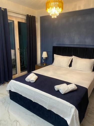 een slaapkamer met een groot bed met twee handdoeken erop bij Apartments Mosha in Ohrid