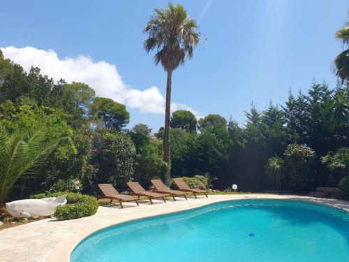 Bas de villa avec piscine partagée