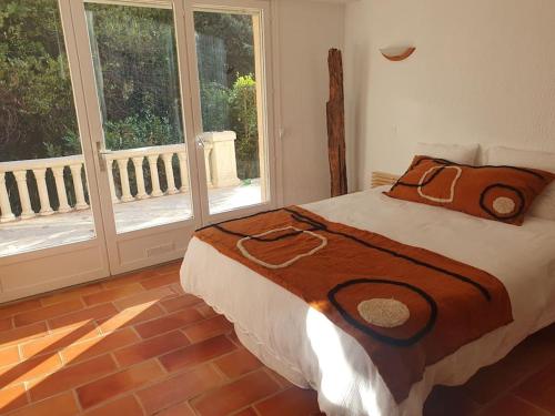 une chambre avec un lit avec une couverture dessus dans l'établissement Bas de villa avec piscine partagée, à Vallauris