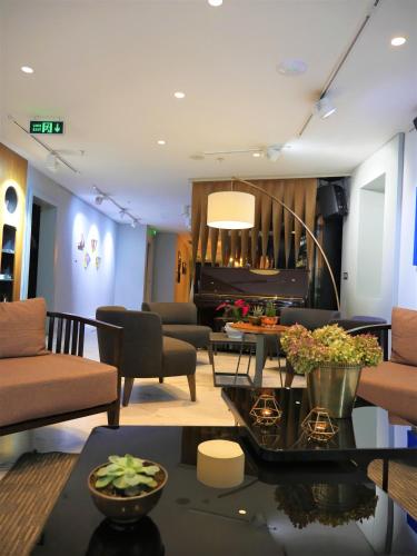 ein Wohnzimmer mit einer Couch und einem Klavier in der Unterkunft Endless Art Hotel-Special Category in Istanbul