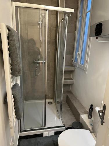 une salle de bain avec une douche avec des toilettes et un lavabo dans l'établissement Modernité proche de Paris et du Stade de France, à Pierrefitte-sur-Seine