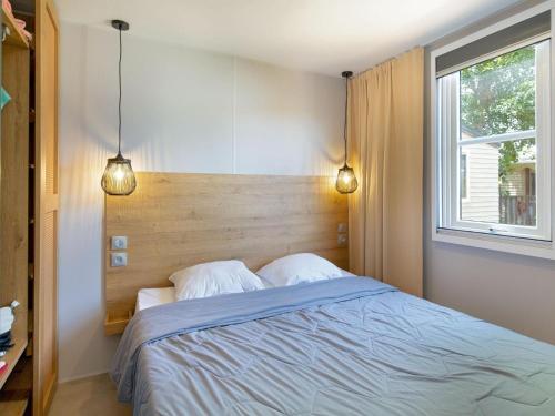 - une chambre avec un lit avec deux oreillers et une fenêtre dans l'établissement Chalet near French Coast with Pool & Slide, au Grau-dʼAgde