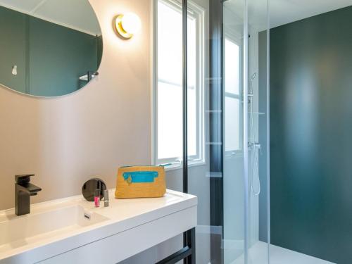 une salle de bain avec un lavabo et une douche dans l'établissement Chalet near French Coast with Pool & Slide, au Grau-dʼAgde