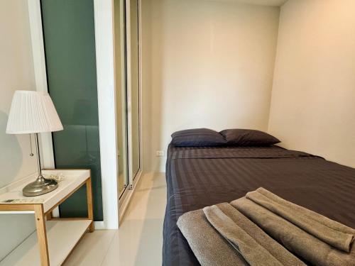 Ένα ή περισσότερα κρεβάτια σε δωμάτιο στο Mantra Beach Condominium Suite 2 - Mae Phim