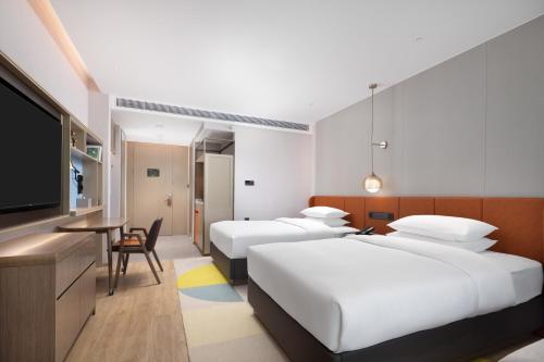Postel nebo postele na pokoji v ubytování Home2 Suite by Hilton Guangzhou Conghua