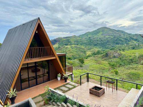 uma casa com vista para uma montanha em Remedios and Beverly Hills at Marilog, Buda em Kayagan