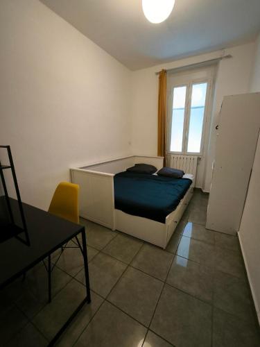 une chambre avec un lit, une table et une fenêtre dans l'établissement Grand Appartement 5 chambres avec JACUZZI extérieur privée, à Marseille