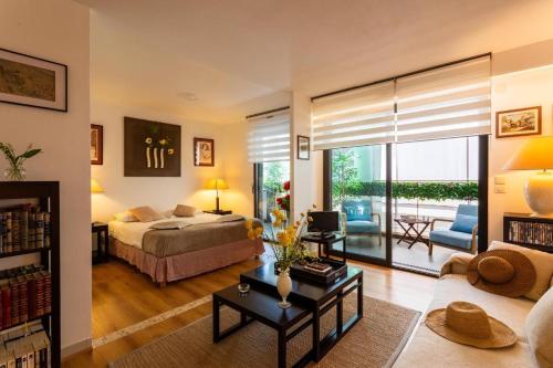 une chambre avec un lit et un salon dans l'établissement NICE SuiteMarie Carre d'or, à Nice