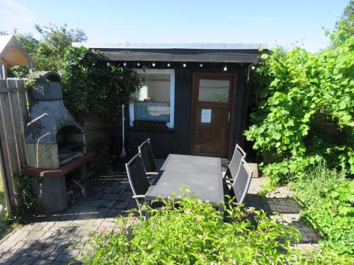 Taman di luar Ferienhaus mit Kamin in Sassnitz bis 6 Personen