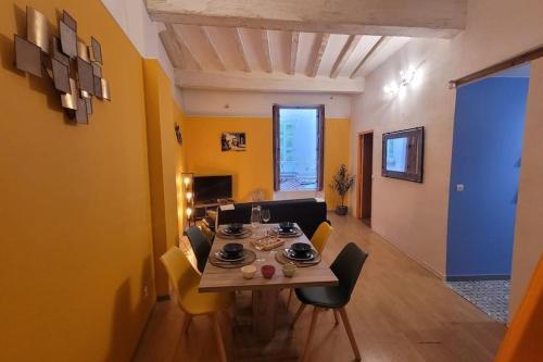 une salle à manger et un salon avec une table et des chaises dans l'établissement Avignon apartement à 2 pas du Palais de Papes, à Avignon