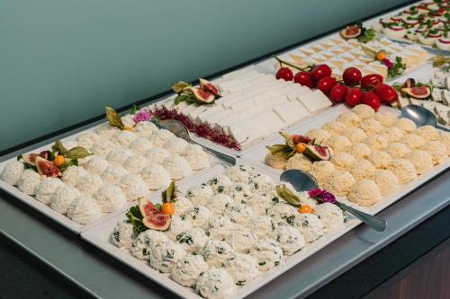 uma vitrine com muitos tipos diferentes de alimentos em Rewita Korab em Sopot