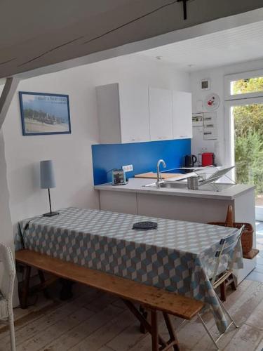 une cuisine avec une table devant un évier dans l'établissement Les Chouans, à Noirmoutier-en-l'lle