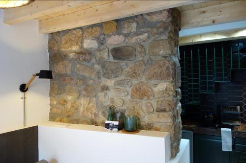 a stone wall in the kitchen of a house at Belenos Alojamientos Turísticos in Niembro