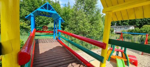 Ein Kinderspielbereich in der Unterkunft Wisełka Domki Letniskowe NEMO