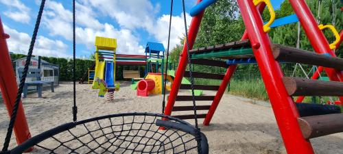 Ein Kinderspielbereich in der Unterkunft Wisełka Domki Letniskowe NEMO