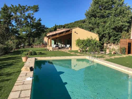 une piscine devant une maison dans l'établissement La Bergerie de Chateau Fontvert, à Lourmarin