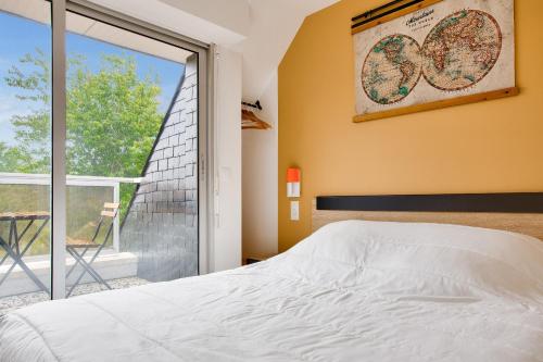 une chambre avec un lit et une grande fenêtre dans l'établissement À 3km de la plage, maison pour 4, à Fouesnant