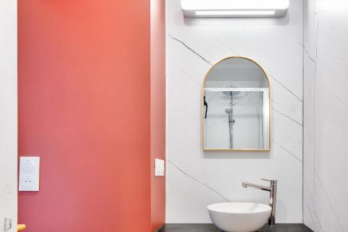 une salle de bain avec un lavabo et un miroir dans l'établissement À 3km de la plage, maison pour 4, à Fouesnant