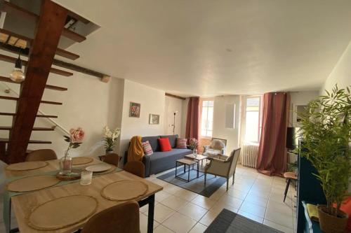 un salon avec une table et un canapé dans l'établissement Nice 3 rooms near the city center of Caen, à Caen