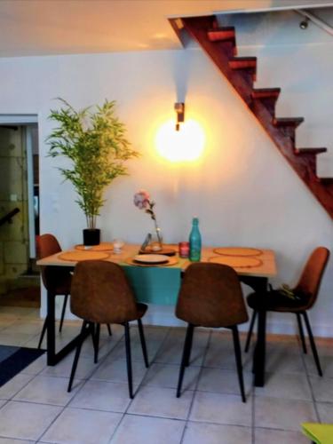 une salle à manger avec une table et des chaises dans l'établissement Nice 3 rooms near the city center of Caen, à Caen