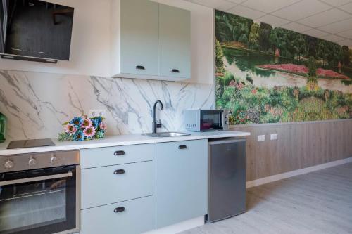 Luxury Singular Apartments Orangeにあるキッチンまたは簡易キッチン
